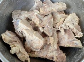 焯好水的猪排立即放入冷水中过凉，再洗净沥干水份备用。