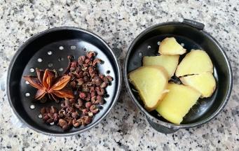 切好的姜片和花椒、八角放入调味盒中扣紧。