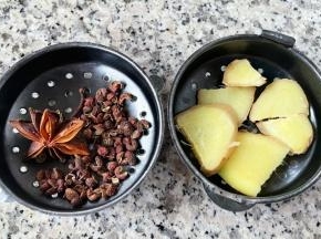 切好的姜片和花椒、八角放入调味盒中扣紧。