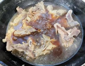 猪排炖至六成熟放入调味料糖、蚝油、一品鲜酱油改成中火焖制。