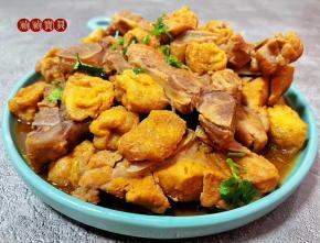 美味可口的猪排红焖豆腐泡装入盘中就大功告成了。