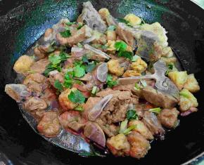 焖至汤汁不多时放入盐和味精调味，最后撒上香菜即可出锅享用。