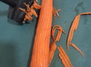 胡萝卜和黄瓜要选择小一点，直溜的！这样才好操作！先把胡萝卜用卷花刀上面刮丝的一头，把胡萝卜皮刮掉，这样卷出来的花才有层次感！