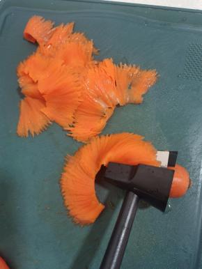 再用卷花刀的另一头把胡萝卜卷出波浪纹的花型！