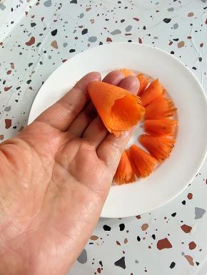 卷好后，挽成小漏斗的形状！