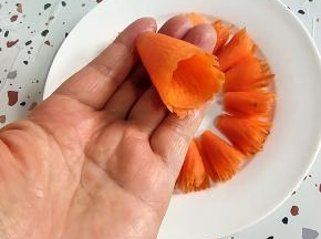 卷好后，挽成小漏斗的形状！
