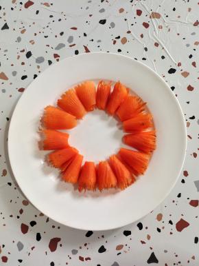 摆在盘中！(有条件的可以酿入虾滑或者肉馅儿，水开上锅蒸10分钟左右就可以了！)