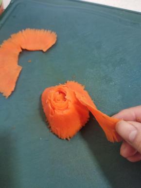 把卷好的胡萝卜可以如图所示卷成大胡萝卜花！