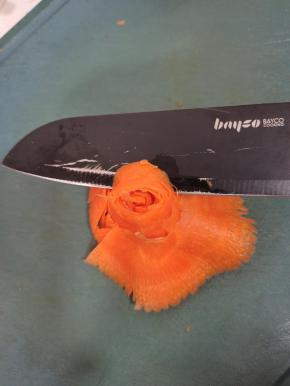 底部用刀削平整！这样好摆盘！