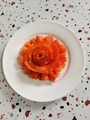 摆在盘子中间！