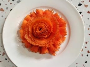 摆在盘子中间！
