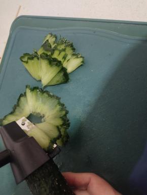 黄瓜同样用卷花刀卷成花片！