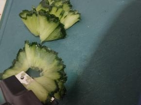 黄瓜同样用卷花刀卷成花片！