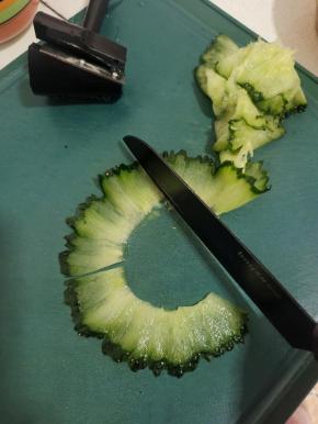 用刀切成几段，这样好摆盘！