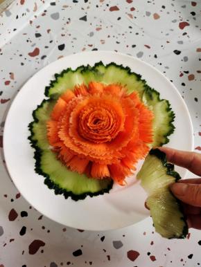 围在摆好的胡萝卜花周围！