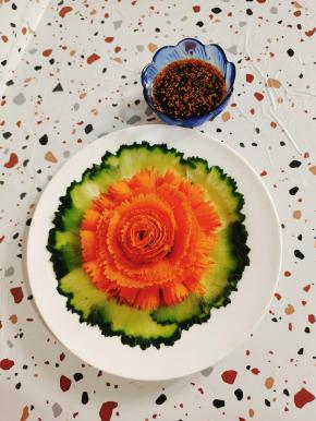 调一个酸辣开胃的料汁儿蘸着吃即可！(料汁儿:两勺辣椒油，两勺香醋，一勺生抽，一勺蒜末，一勺香油，一勺鸡汁鲜调味料搅拌均匀即可！酸酸辣辣的特别开胃！)