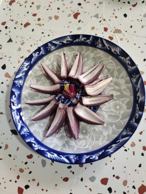 洋葱剥去外皮，切成小块，摆放在盘子里！