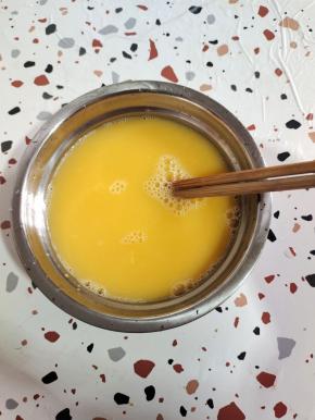 鸡蛋磕入碗中，放入一勺盐，少许温水搅拌均匀！