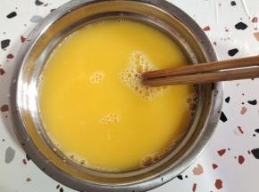鸡蛋磕入碗中，放入一勺盐，少许温水搅拌均匀！