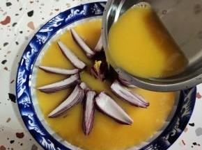 倒入盘子里！