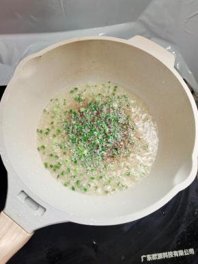 另起锅烧油，放入葱花爆香！