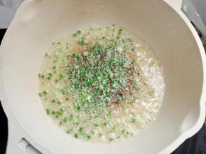另起锅烧油，放入葱花爆香！