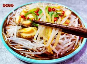 银针入口咸鲜脆爽，好吃到停不下来。