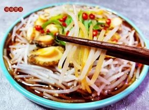 银针入口咸鲜脆爽，好吃到停不下来。