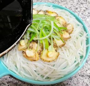 锅中倒入一勺油放入少许花椒加热，油开取出花椒，将热油淋在香葱上。