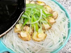 锅中倒入一勺油放入少许花椒加热，油开取出花椒，将热油淋在香葱上。