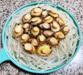 鲍鱼仔肉肉依次摆在银针上面