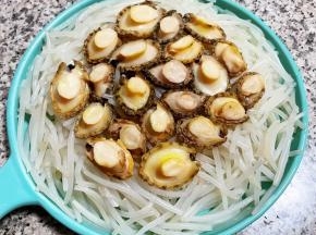 鲍鱼仔肉肉依次摆在银针上面