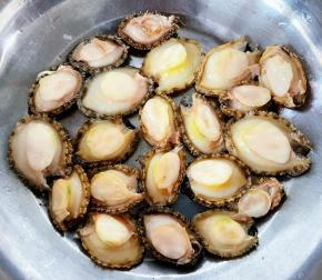 煮好的鲍鱼仔取出放入冰水中过凉，这样鲍鱼仔更加Ｑ弹，鲍鱼仔取出肉肉去掉内脏和杂质洗净沥干水份备用。