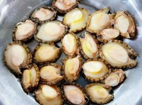 煮好的鲍鱼仔取出放入冰水中过凉，这样鲍鱼仔更加Ｑ弹，鲍鱼仔取出肉肉去掉内脏和杂质洗净沥干水份备用。