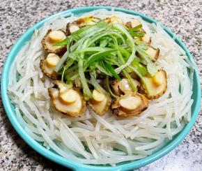 香葱摘好洗净切成丝，摆在鲍鱼仔上面