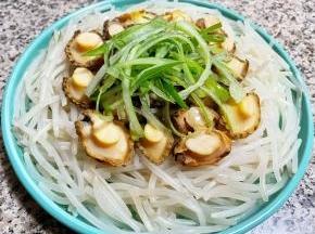 香葱摘好洗净切成丝，摆在鲍鱼仔上面