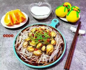 葱油银针鲍鱼仔，是一道经典的宴客必备拿手大菜哦。