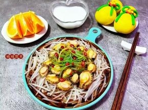 葱油银针鲍鱼仔，是一道经典的宴客必备拿手大菜哦。
