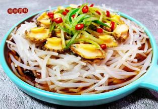 最后撒上小米辣就大功告成了，颜值瞬间爆棚。