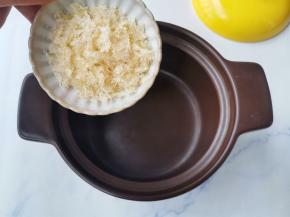 锅中放入银耳，