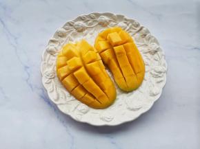 芒果剥皮切小块备用。