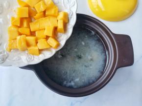 加入切好的芒果块