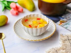 煮出来的银耳羹非常浓稠，胶质满满，美容又养颜，好喝不怕胖～