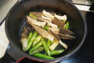 放入洗净对半切开的羊肚菌一起翻炒均匀