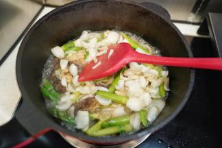 倒入洗净剥成瓣的百合翻炒均匀