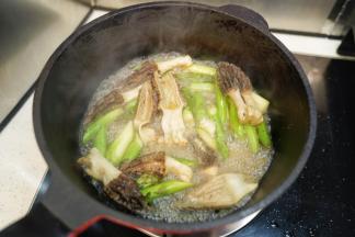 加入少许盐翻炒均匀