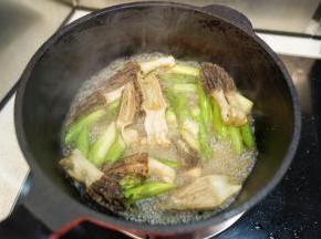 加入少许盐翻炒均匀