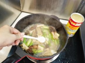 加入开水、勺入鸡粉翻炒均匀