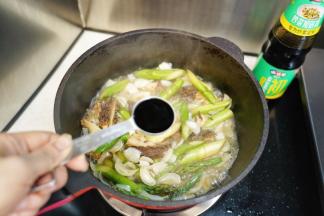 勺入炒菜香酱油翻炒均匀