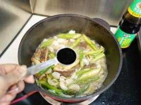 勺入炒菜香酱油翻炒均匀
